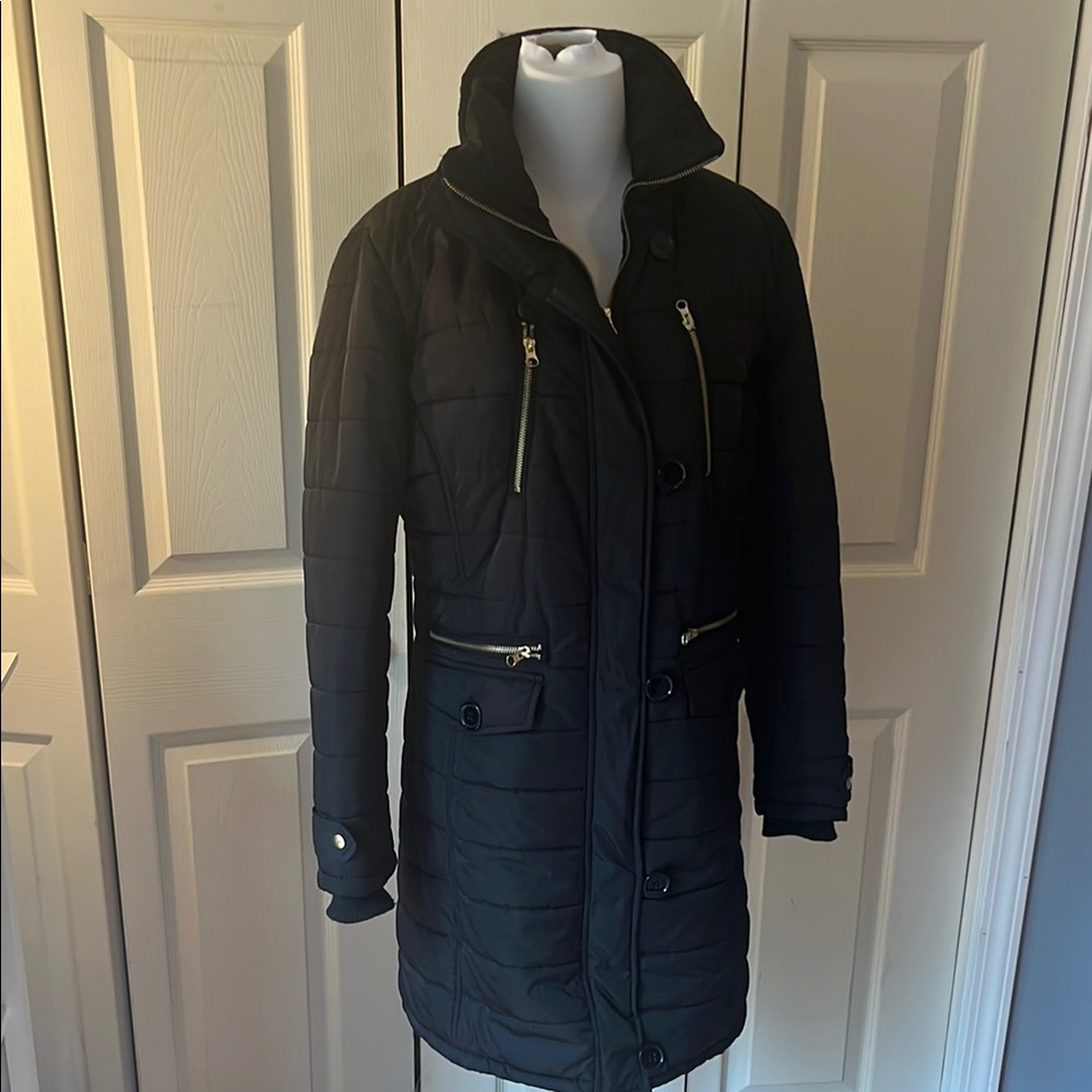 Sleek Black Puffer Jacket with High Collar and Weather-Resistant Finish